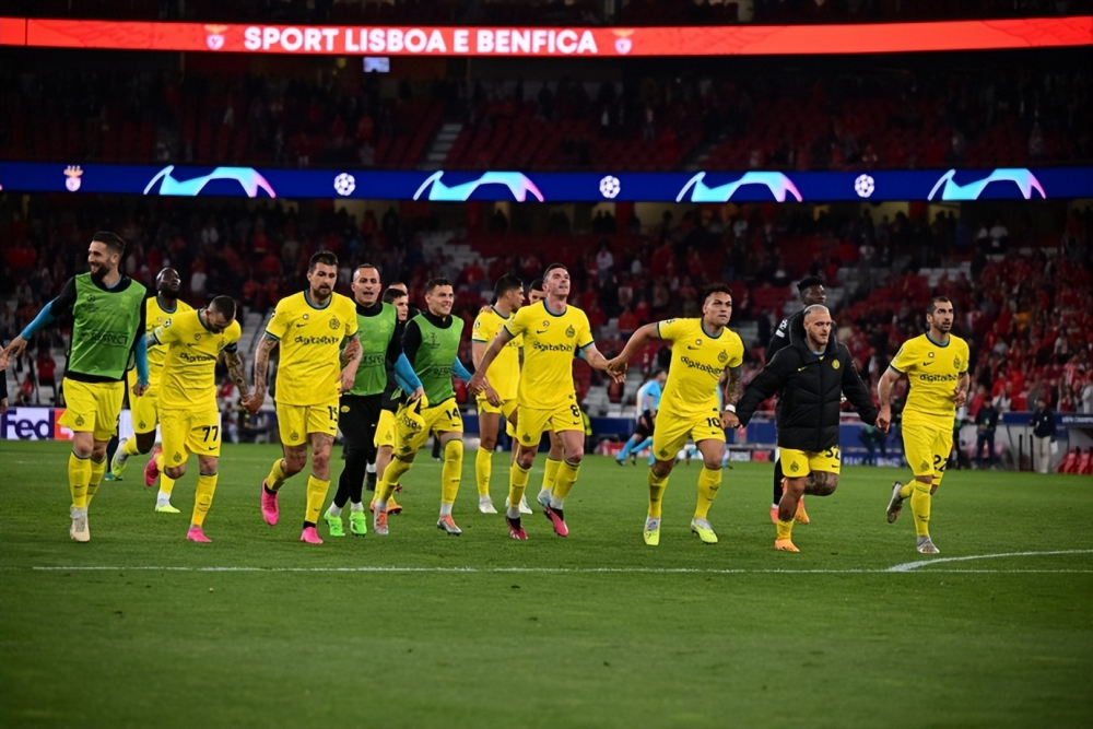 包含集结日本菲卡调整名单以备欧冠；迎来里程碑环节打磨；引发热议；训练强度明显提升的词条-英雄联盟